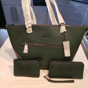 COACH GALLERY TOTE, WALLET AND WRISTLET, FOREST GREEN